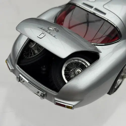 Mercedes-Benz 300 SLR: The Hyper-Realistic 1:18 Scale Masterpiece.
