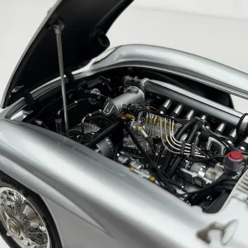Mercedes-Benz 300 SLR: The Hyper-Realistic 1:18 Scale Masterpiece.