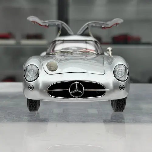 Mercedes-Benz 300 SLR: The Hyper-Realistic 1:18 Scale Masterpiece.