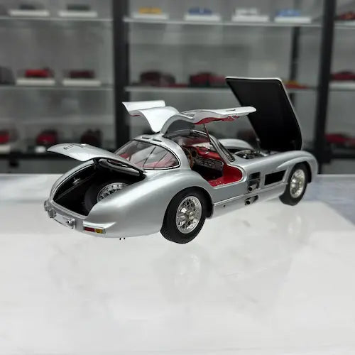 Mercedes-Benz 300 SLR: The Hyper-Realistic 1:18 Scale Masterpiece.