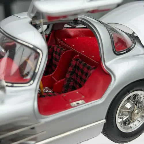 Mercedes-Benz 300 SLR: The Hyper-Realistic 1:18 Scale Masterpiece.